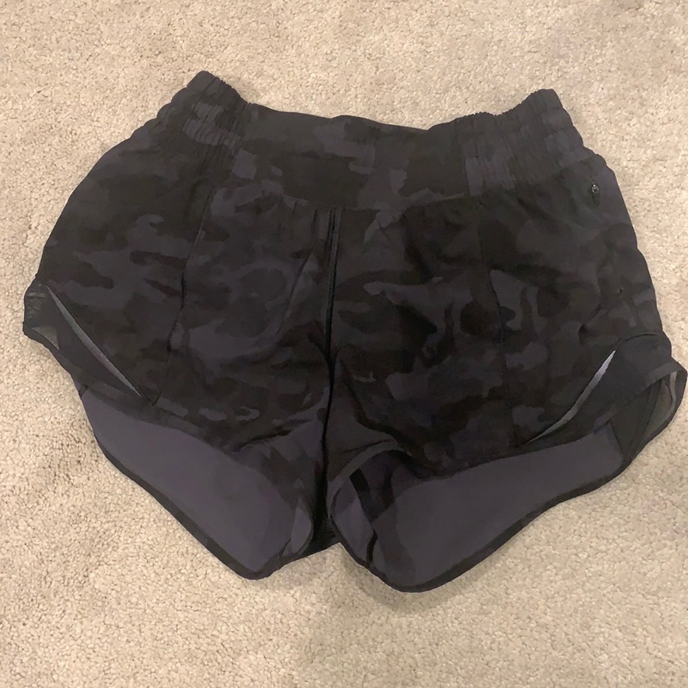 HOTTIE HOT HIGH RISE 2.5 SHORTS - BLACK CAMO